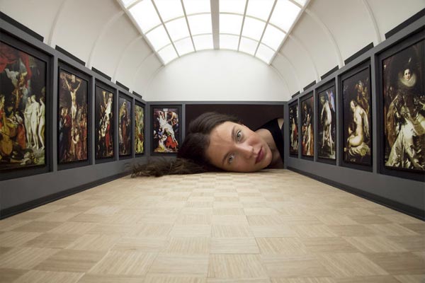 Tête dans la galerie du Louvre avec Rubens