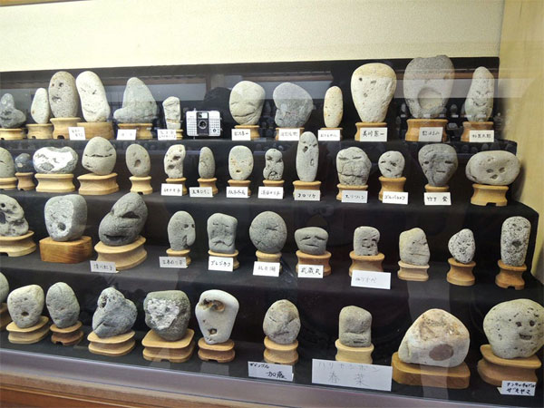 Japon musée avec rochers avec visages humains