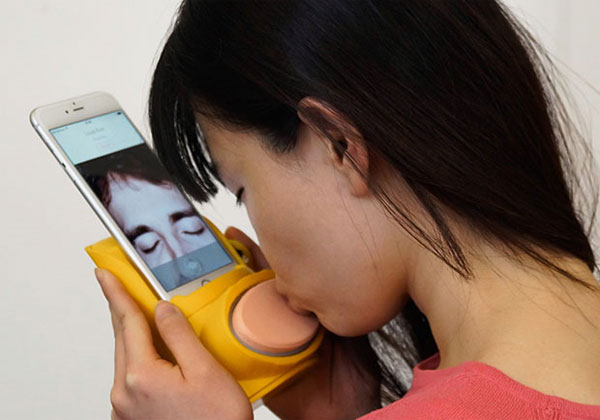 Kissenger embrasser avec un smartphone