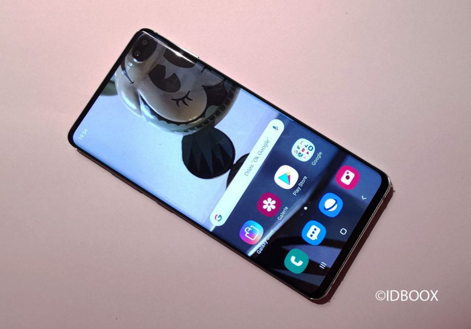 Samsung Galaxy S10 les fonds d'écran pour masquer le trou