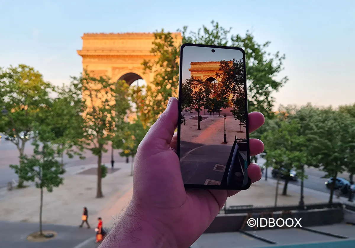 Motorola Edge 30 - Prise en main face à l'Arc de Triomphe à Paris