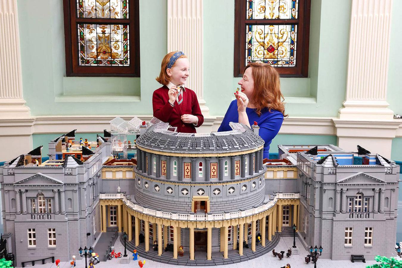 Cette bibliothèque montre ses travaux de rénovation avec un Lego