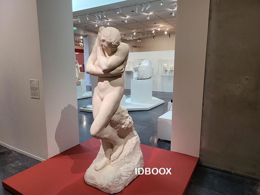 On contemplera aussi les deux Adam chacun vus et sublimés à leur manière par les deux artistes. (photos ci-dessus)