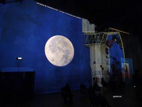 Destination Lune avec Tom Hanks à L'Atelier des Lumières